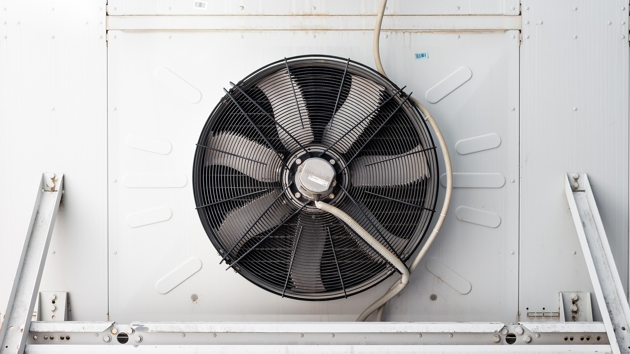 Gli 8 vantaggi del ventilatore a torre rispetto al condizionatore tradizionale